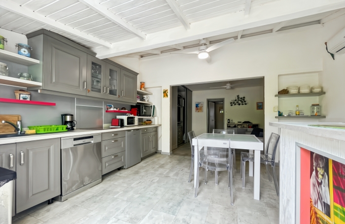 Rare T3 sur Jardin. Résidence fermée avec piscines. Accès marina.