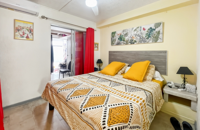 Rare T3 sur Jardin. Résidence fermée avec piscines. Accès marina.