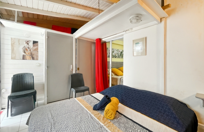 Rare T3 sur Jardin. Résidence fermée avec piscines. Accès marina.