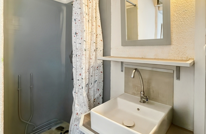 Rare T3 sur Jardin. Résidence fermée avec piscines. Accès marina.