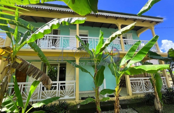 Maison familiale d'architecture cr&eacute;ole sur deux niveaux - Trois logements ind&eacute;pendants