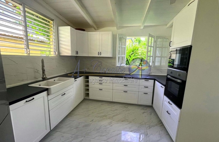 Maison familiale d'architecture cr&eacute;ole sur deux niveaux - Trois logements ind&eacute;pendants