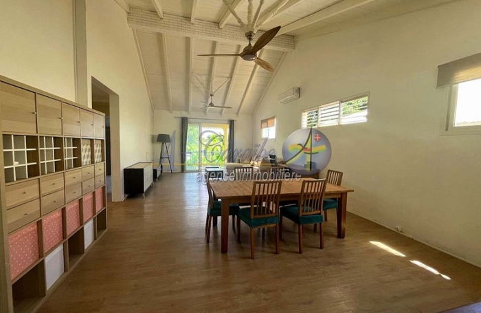 Maison familiale d'architecture cr&eacute;ole sur deux niveaux - Trois logements ind&eacute;pendants