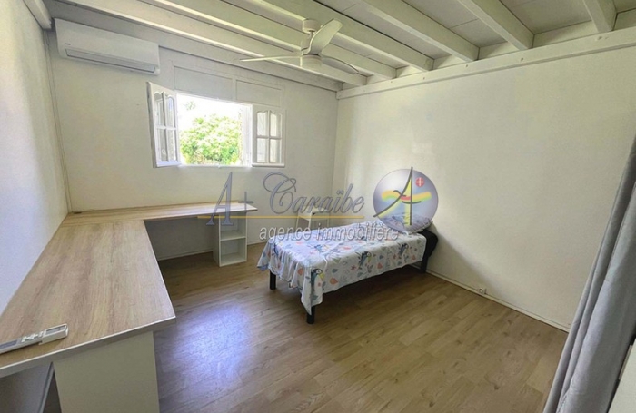 Maison familiale d'architecture cr&eacute;ole sur deux niveaux - Trois logements ind&eacute;pendants