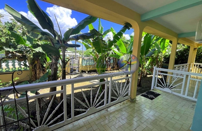 Maison familiale d'architecture cr&eacute;ole sur deux niveaux - Trois logements ind&eacute;pendants