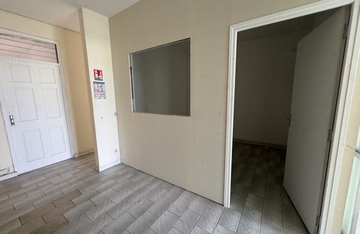 LOCAL PROFESSIONNEL AVENUE PATRICK SAINT ELOI LES ABYMES