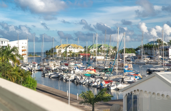 Charmant duplex meublé   Vue marina & piscine.