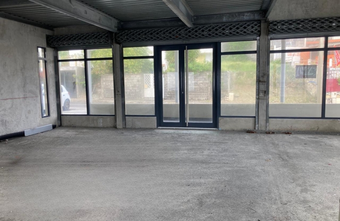 VIEUX FORT : R&eacute;sidence La Rose Des Vents,  Local professionnel 103m2