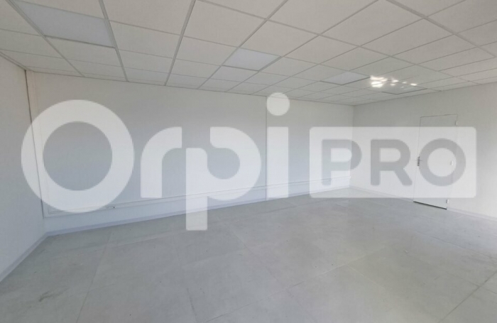 Louez avec Orpi BOUTAREL votre bureau en plein de Jarry