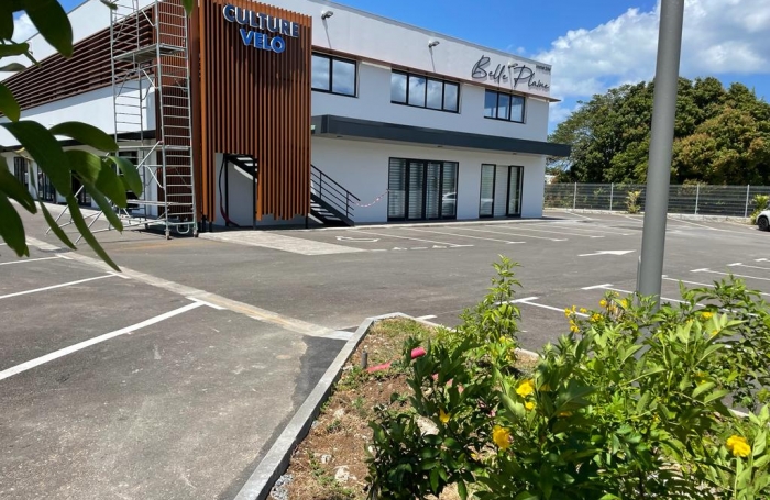 A LOUER Local de 100 m2 immeuble NEUF route de PERRIN proche CHU