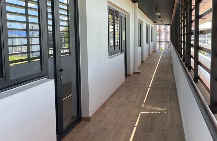 A LOUER Local de 100 m2 immeuble NEUF route de PERRIN proche CHU