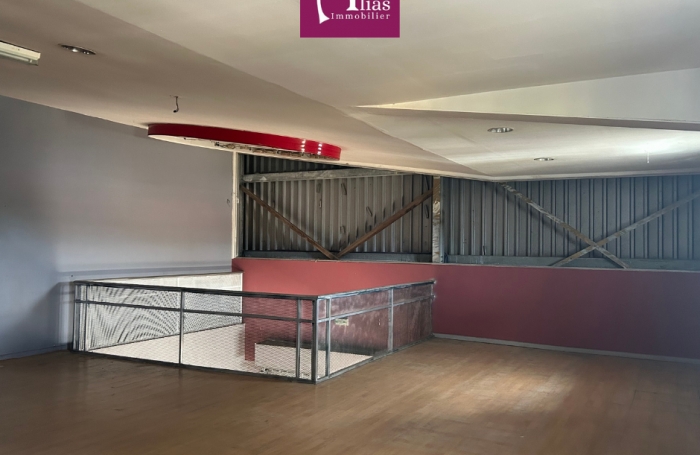 &Agrave; LOUER LOCAL COMMERCIAL DE 260 M2 DANS LA ZAC DE NOLIVIER &Agrave; STE-ROSE