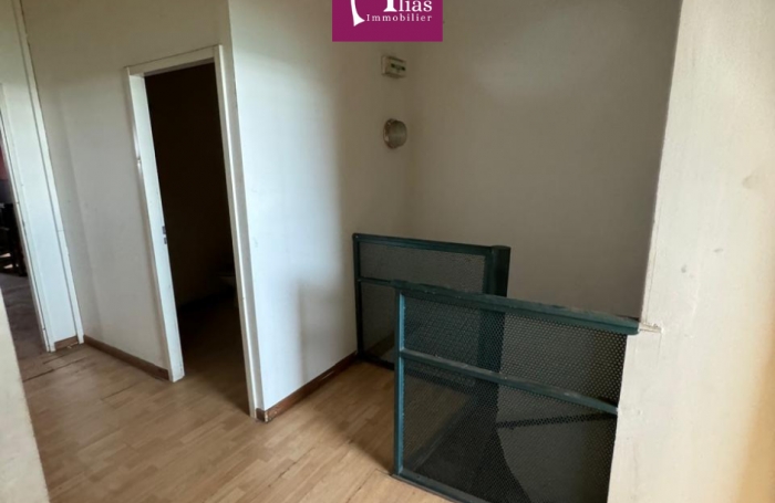 &Agrave; LOUER LOCAL COMMERCIAL DE 260 M2 DANS LA ZAC DE NOLIVIER &Agrave; STE-ROSE