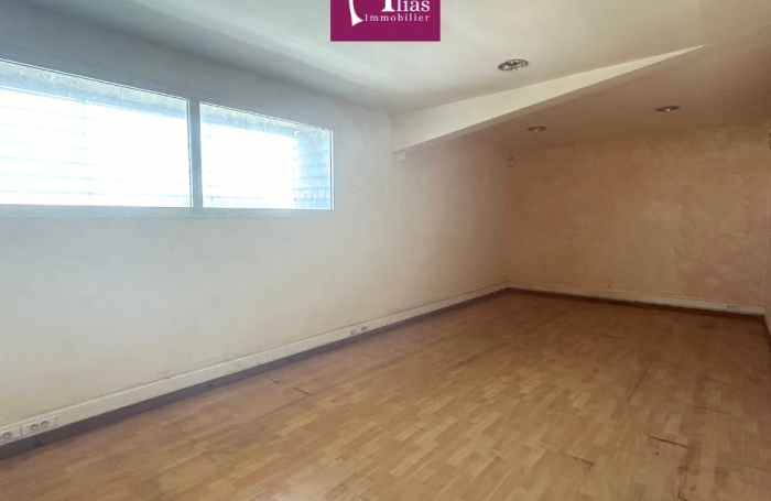 &Agrave; LOUER LOCAL COMMERCIAL DE 260 M2 DANS LA ZAC DE NOLIVIER &Agrave; STE-ROSE