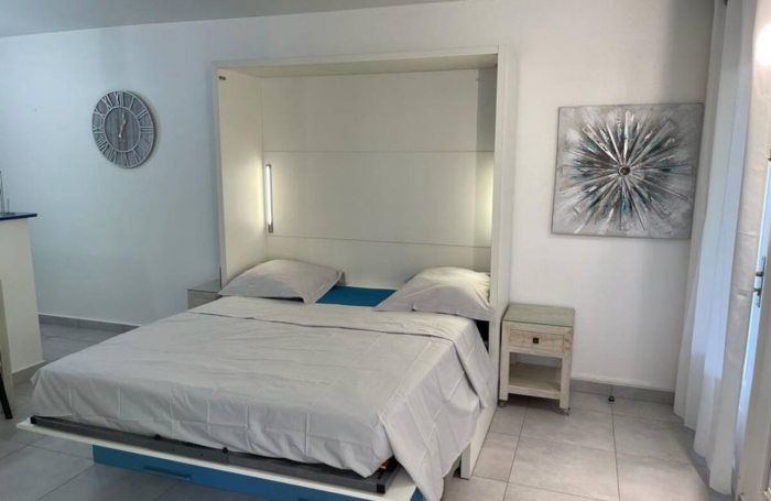 EXCLUSIVIT&Eacute; Grand studio meubl&eacute; &agrave; vendre &agrave; Saint-Fran&ccedil;ois, La Plantation Sainte-Marthe   Vue piscine, 1er &eacute;tag