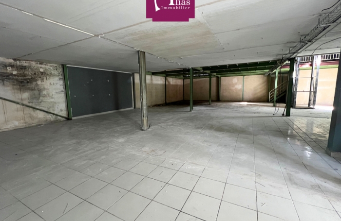 &Agrave; louer   D&eacute;p&ocirc;t de 400 m2 avec mezzanine   Zone strat&eacute;gique de Petit-P&eacute;rou