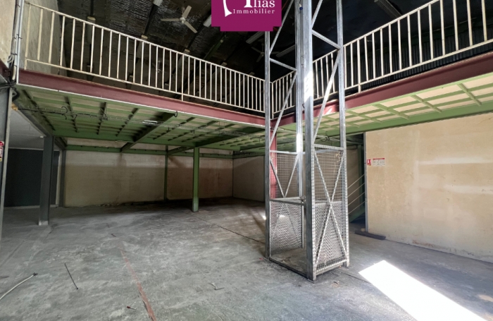 &Agrave; louer   D&eacute;p&ocirc;t de 400 m2 avec mezzanine   Zone strat&eacute;gique de Petit-P&eacute;rou