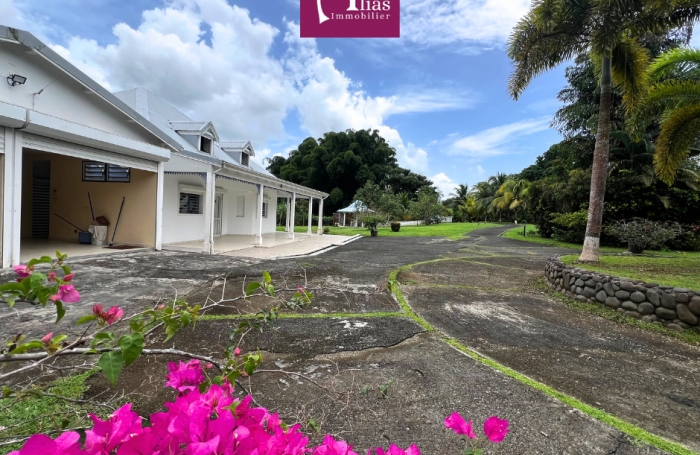 &Agrave; louer - Villa F6 meubl&eacute;e de 216m2 + Bungalow - Castel, Lamentin