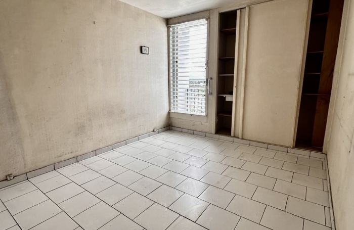 A VENDRE T5 DUPLEX de 98 m2 &agrave; RENOVER - Tour Anquetil 4 - LES ABYMES