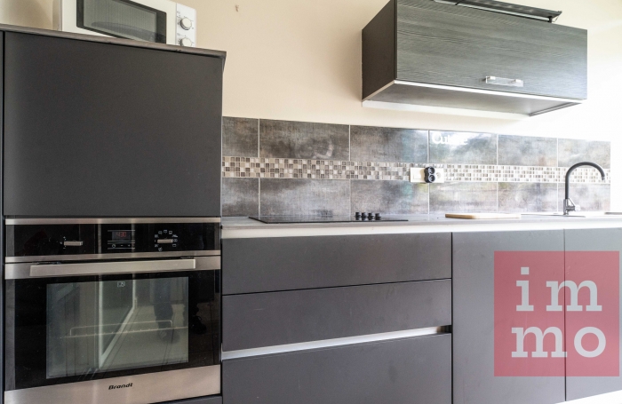 RARE appartement 3 chambres   Vue piscine, jardin et petite vue mer. Accès plage.