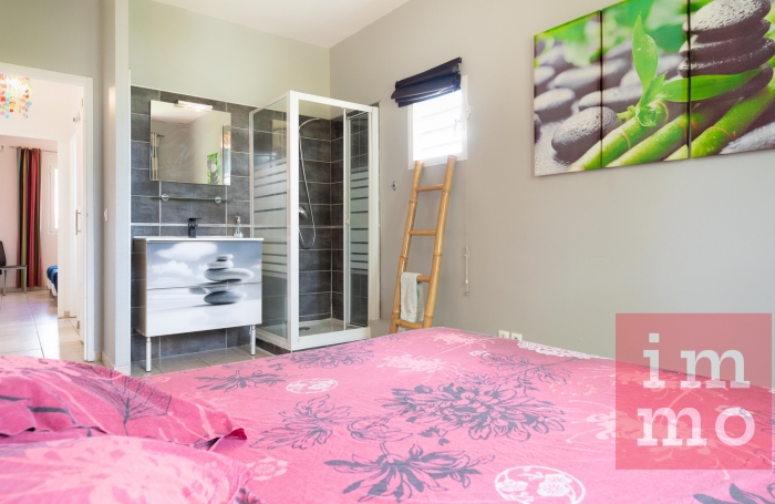 RARE appartement 3 chambres   Vue piscine, jardin et petite vue mer. Accès plage.