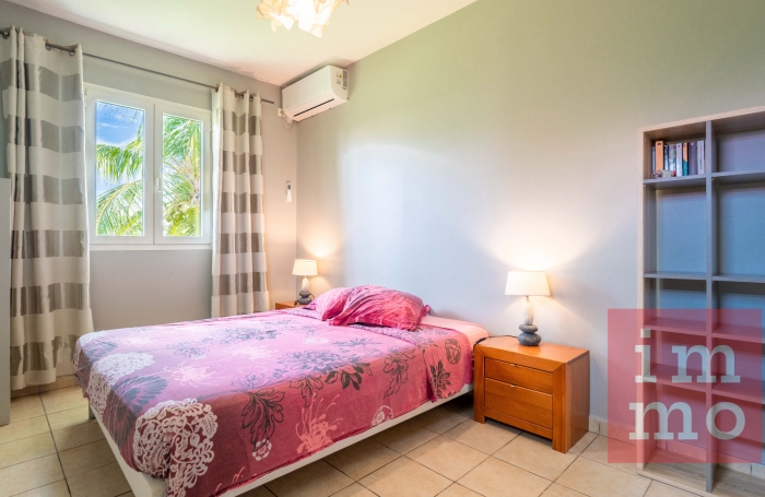 RARE appartement 3 chambres   Vue piscine, jardin et petite vue mer. Accès plage.