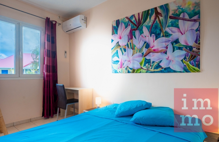 RARE appartement 3 chambres   Vue piscine, jardin et petite vue mer. Accès plage.