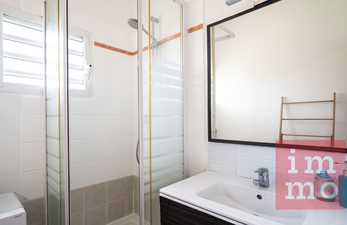 RARE appartement 3 chambres   Vue piscine, jardin et petite vue mer. Accès plage.