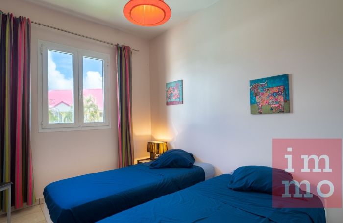 RARE appartement 3 chambres   Vue piscine, jardin et petite vue mer. Accès plage.