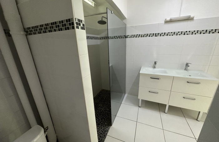 Location Appartement 104.16m² 5 pièces Les Abymes