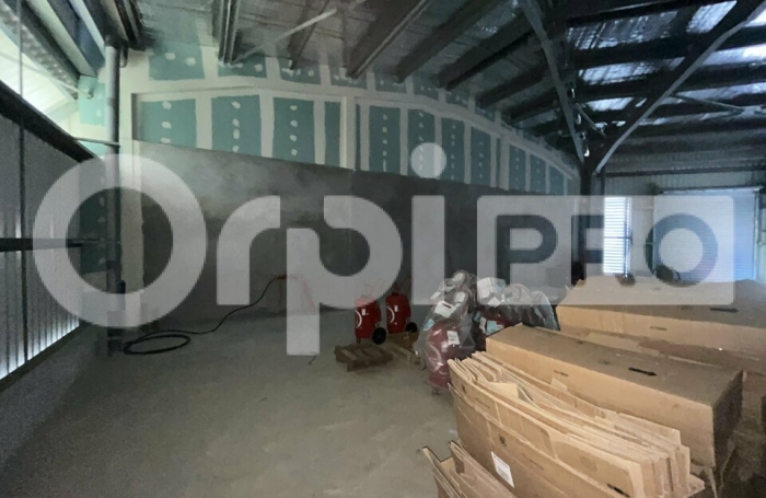 Louez un entrepôt au centre de petit-mérou avec Orpi Boutarel.