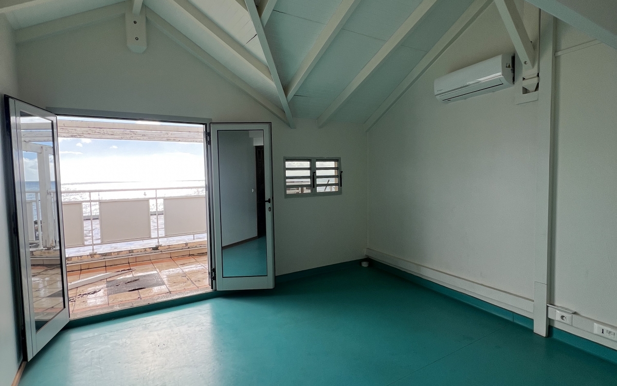 Local professionnel au 3ᵉ étage avec ascenseur