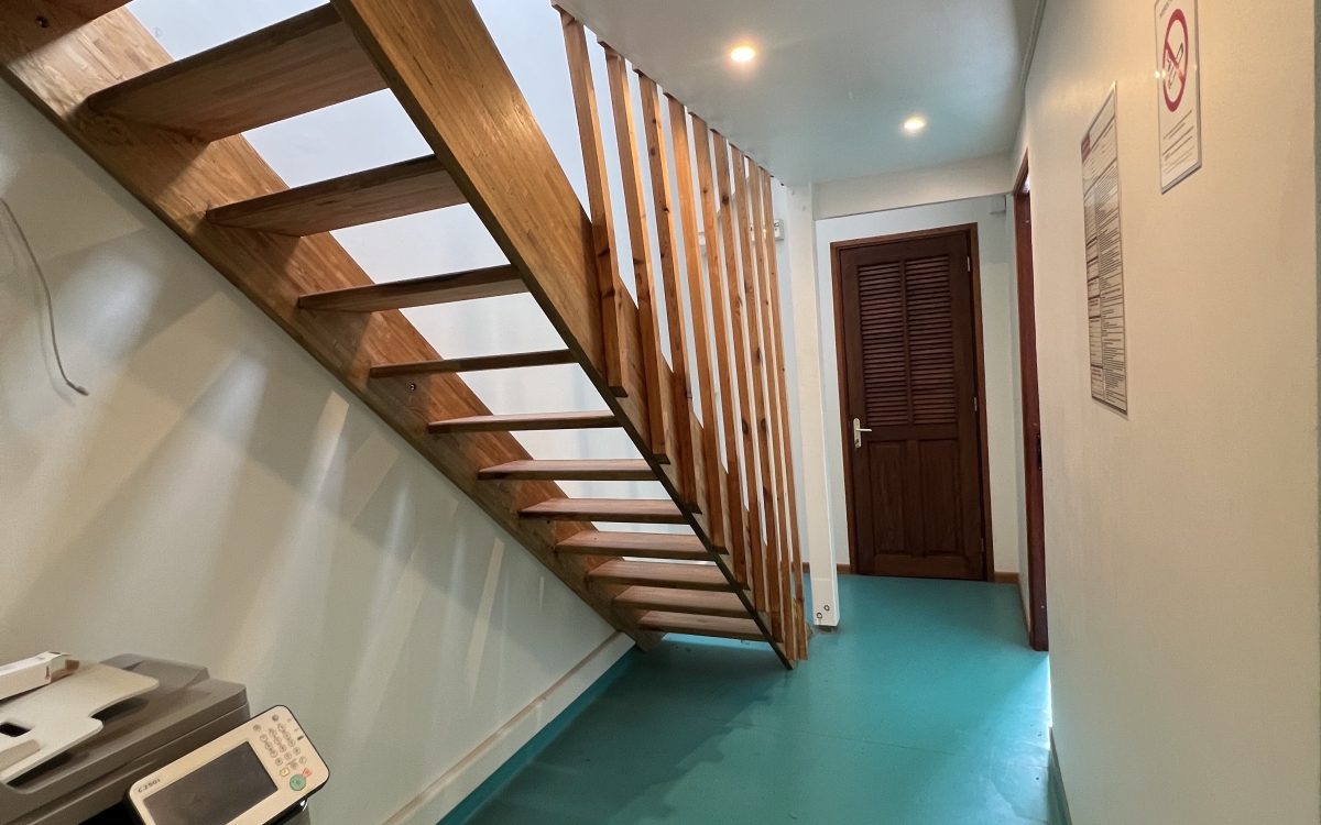 Local professionnel au 3ᵉ étage avec ascenseur