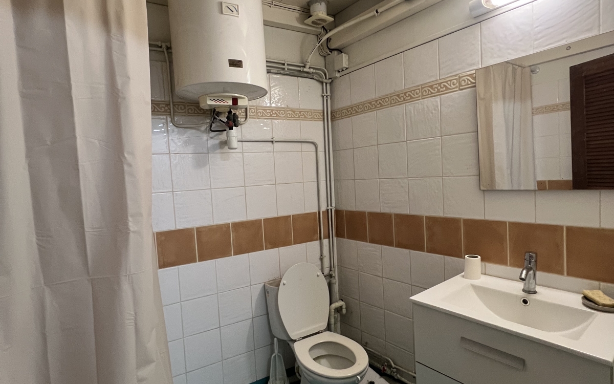 Local professionnel au 3ᵉ étage avec ascenseur