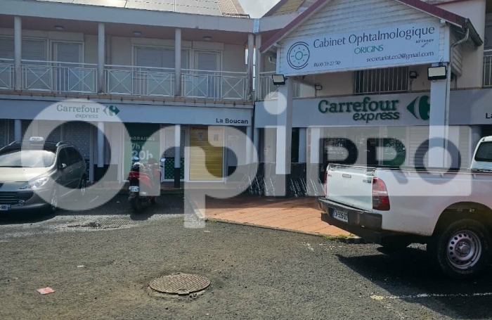 Un local au RDV à Sainte Rose - Location 100 m²