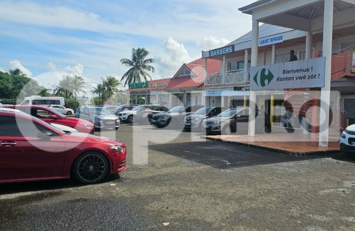 Un local au RDV à Sainte Rose - Location 100 m²