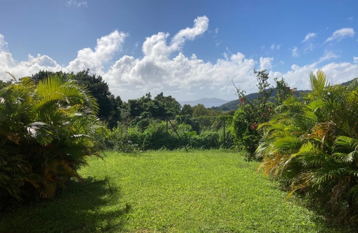 GOURBEYRE T4 DUPLEX RÉNOVÉ   Résidence avec Piscine, jardinet privatif et vue exceptionnelle sur les Saintes