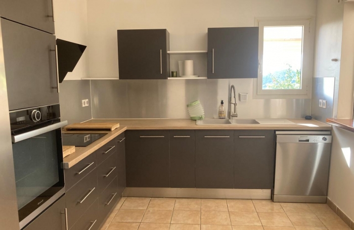 GOURBEYRE T4 DUPLEX RÉNOVÉ   Résidence avec Piscine, jardinet privatif et vue exceptionnelle sur les Saintes