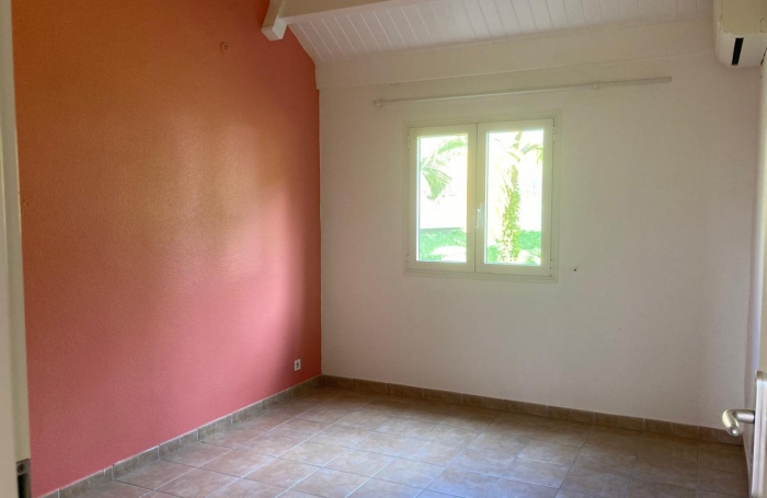 GOURBEYRE T4 DUPLEX RÉNOVÉ   Résidence avec Piscine, jardinet privatif et vue exceptionnelle sur les Saintes