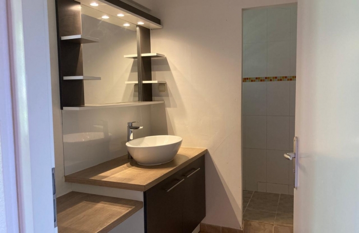 GOURBEYRE T4 DUPLEX RÉNOVÉ   Résidence avec Piscine, jardinet privatif et vue exceptionnelle sur les Saintes