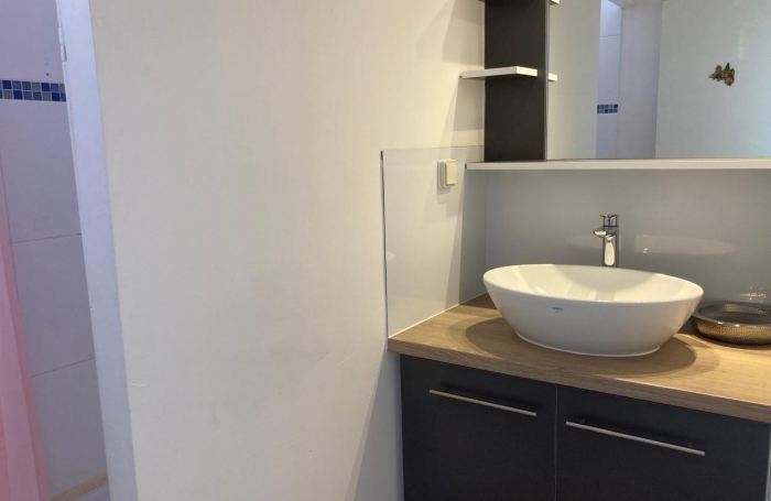 GOURBEYRE T4 DUPLEX RÉNOVÉ   Résidence avec Piscine, jardinet privatif et vue exceptionnelle sur les Saintes