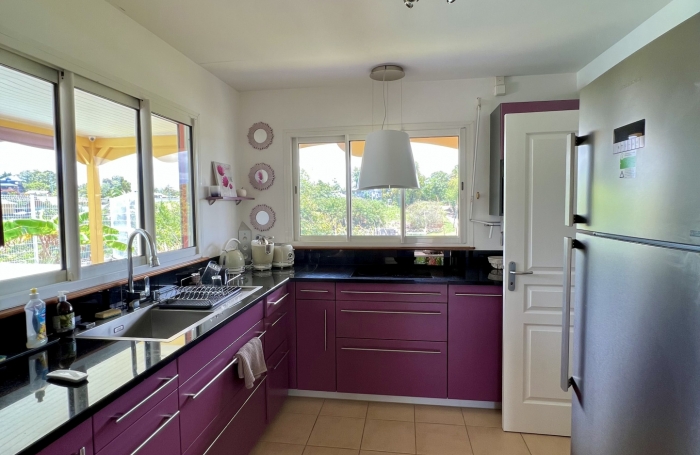 VILLA T4 MEUBLEE AVEC PISCINE PETIT BOURG