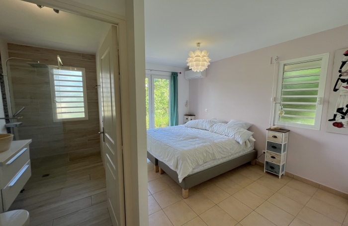 VILLA T4 MEUBLEE AVEC PISCINE PETIT BOURG