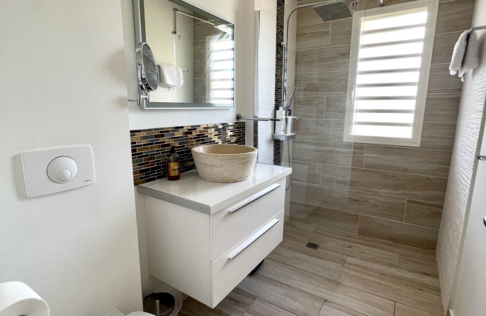 VILLA T4 MEUBLEE AVEC PISCINE PETIT BOURG