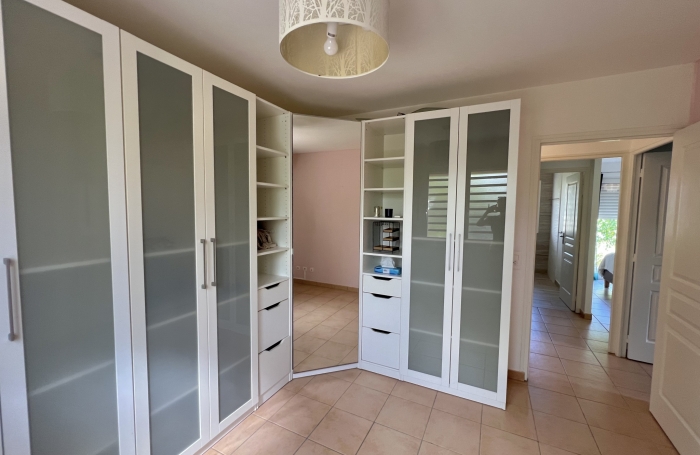 VILLA T4 MEUBLEE AVEC PISCINE PETIT BOURG