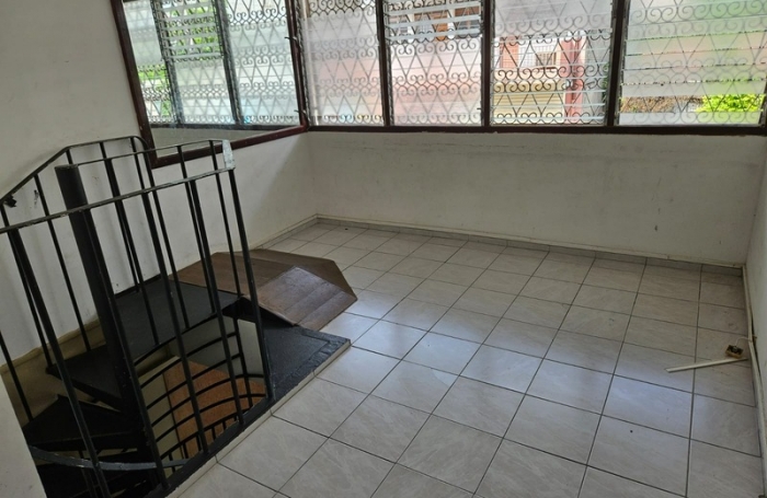 Vente Local commercial 331m&sup2; 5 pi&#232;ces Les Abymes