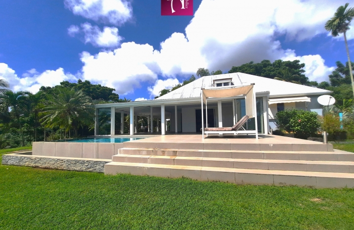 Location Villa F4 avec piscine &agrave; d&eacute;bordement Capesterre-Belle-Eau