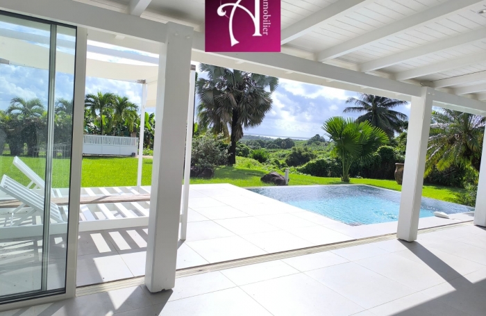 Location Villa F4 avec piscine &agrave; d&eacute;bordement Capesterre-Belle-Eau