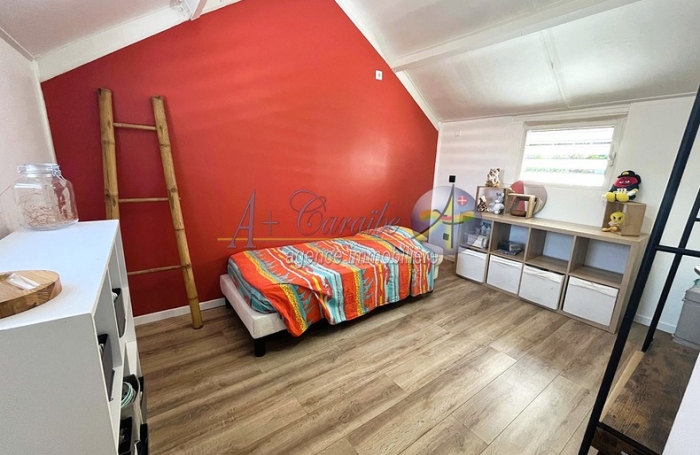 Maison individuelle de type 4 pièces avec piscine sans-vis-à-vis   Lotissement Calme