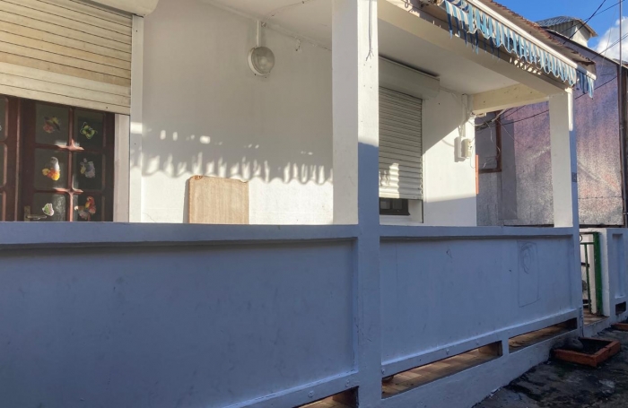 BASSE-TERRE-À RÉNOVER- MAISON DE VILLE T3 AVEC TERRASSE